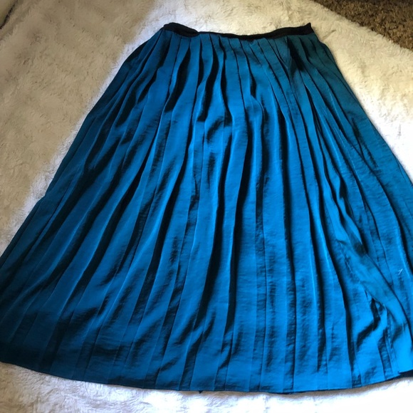 Turqoise Mid Length Skirt With Split - Picture 1 of 2